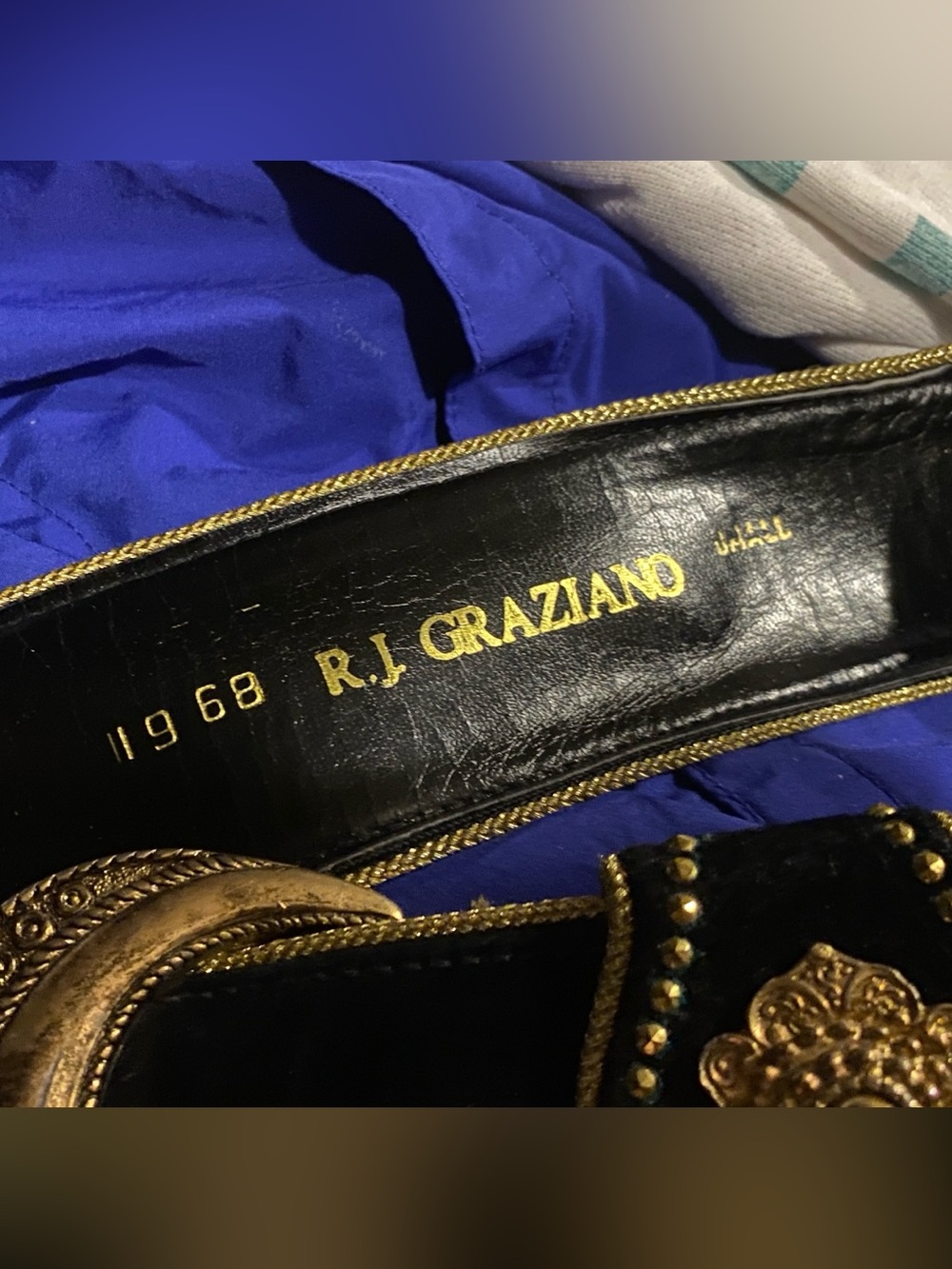 R.J. Graziano Black Velvet Belt with Gold Medallion Hardware vintage 80s wide - Picture 4 of 4